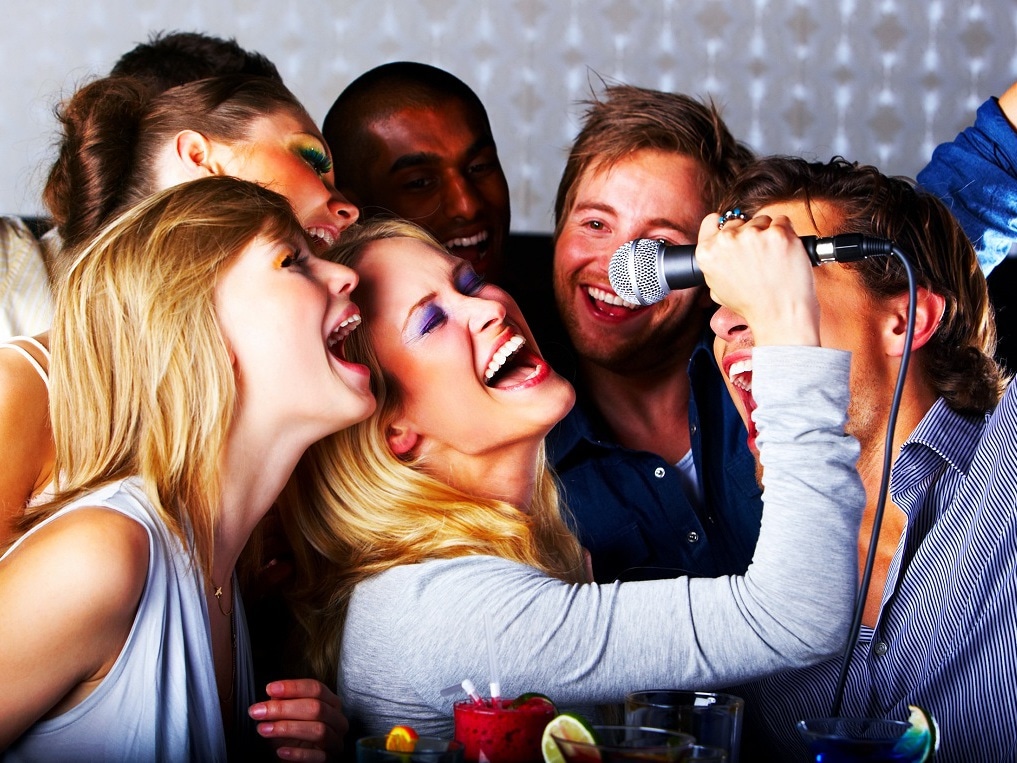 How to organize a karaoke party - Blog | KaraFun