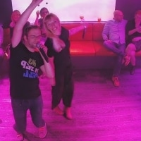 Mensen die een karaokesong zingen bij KaraFun Bar in een privéruimte