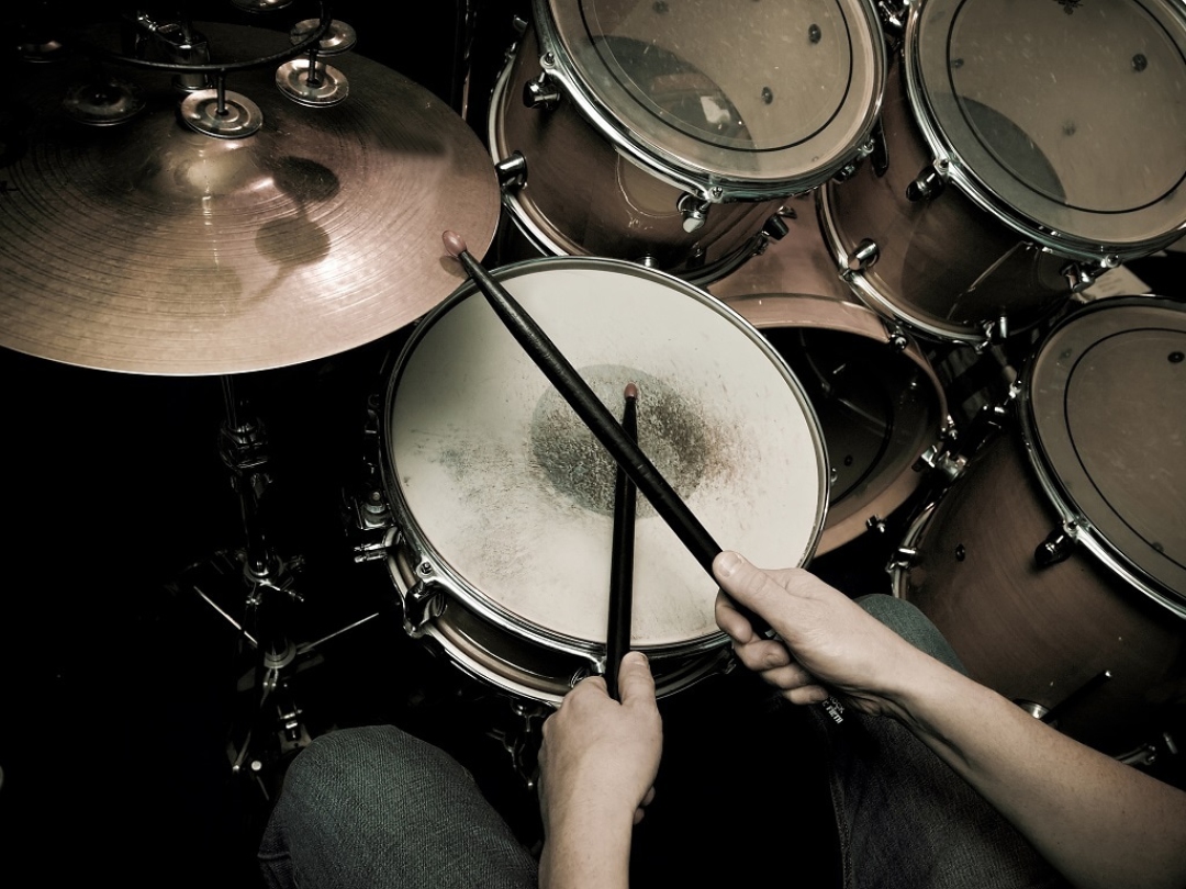 8 backing tracks that are perfect for beginning drummers