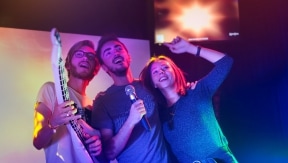 10 événements à fêter en karaoké (qui ne sont ni votre anniversaire ni le Nouvel An)