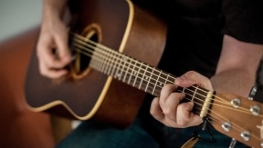 10 musiques à chanter accompagné de sa guitare pour une soirée réussie.