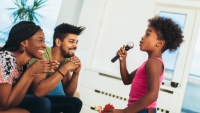 Cómo organizar una sesión de karaoke perfecta para toda la familia