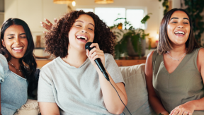 Vrouwen Die Rocken: Iconische Zangeressen om Mee te Zingen bij Karaoke