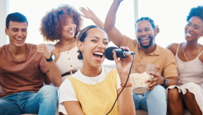 Por qué mayo es el mes perfecto para organizar una fiesta de karaoke