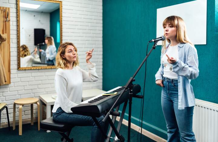 Make singing feel live