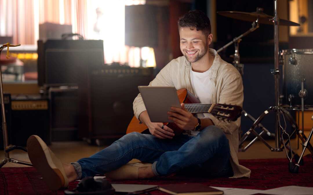 Why Backing Tracks Are the Secret Weapon for Beginner Guitarists