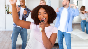 ¡Es el Día Mundial del Karaoke! Así puedes celebrarlo como un profesional.