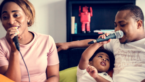 Ouders, kinderen en karaoke: de ultieme familieactiviteit