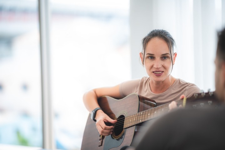 Fille jouant de la guitare